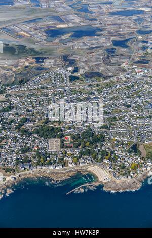 Frankreich, Loire-Atlantique, Batz Sur Mer, den Hafen, Saint Michel Strand, Dorf und Guerande Salzwiesen (Luftbild) Stockfoto