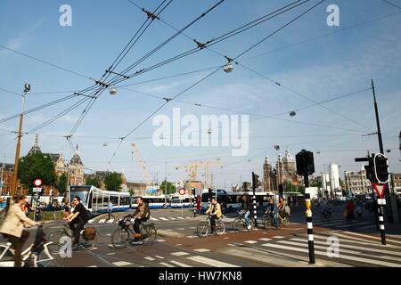 Niederlande, Amsterdam, Radfahrer vor dem Hauptbahnhof Stockfoto