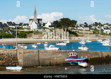 Frankreich, Finistere, Ponant Inseln, Insel Batz, Strand, Deich und Boote, Dorf und Kirche der Muttergottes von gute Hilfe Stockfoto