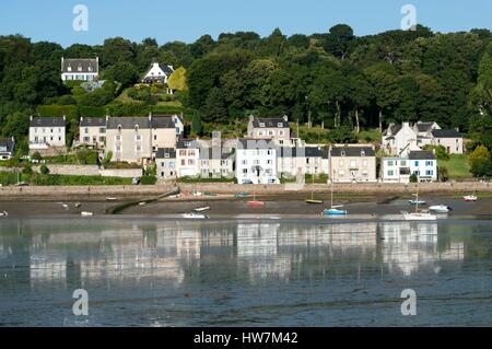 Frankreich, Finistere, Locquenole, Häuser spiegeln sich in den Fluss Dourduff Stockfoto