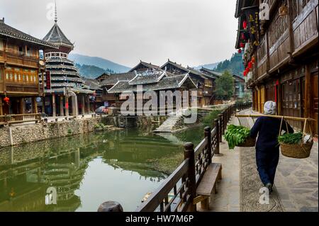 China, Guizhou, Zhaoxing, wenig Kapital der Dong, Frau wieder bilden den Garten Stockfoto