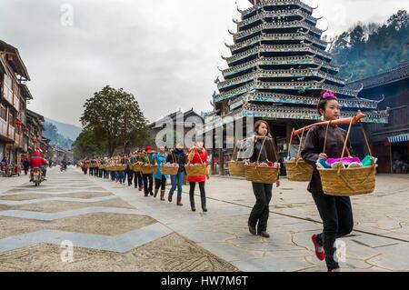 China, Guizhou, Zhaoxing, wenig Kapital der Dong, Frühling Zeremonien, Angebote Prozession Stockfoto