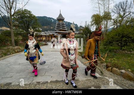 China, Guizhou, Zhaoxing, wenig Kapital der Dong, Frühling Zeremonien, Tänzer und Musiker Stockfoto