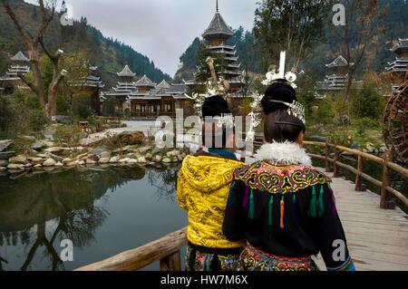 China, Guizhou, Zhaoxing, wenig Kapital der Dong, Frühling Zeremonien, Tänzer Stockfoto