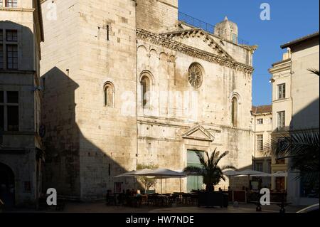 Frankreich, Gard, Nimes, Place Aux Herbes und Notre Dame et Saint Castor Cathedrale Stockfoto