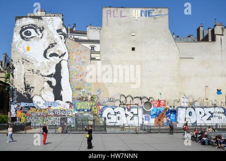 Frankreich, Paris, Place Igor Stravinsky, gehen und kommen von Wanderer vor einer Wand gemalt mit einem Fresko von Jef Aerosol Stockfoto