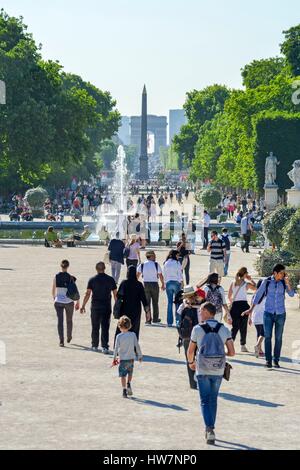 Frankreich, Paris, Bereich aufgeführt als Weltkulturerbe der UNESCO, Garten der Tuilerien, geht und von Wanderer auf einem Pfad im Sand kommt Stockfoto