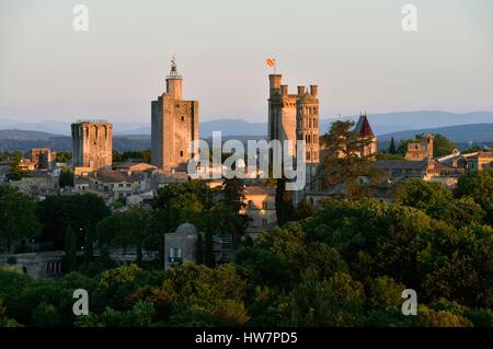 Frankreich, Gard, zahlt d'Uzege, Uzes, der großherzoglichen Schloss bekannt als die Duche und St. Theodorit Kathedrale mit dem Turm Fenestrelle Stockfoto