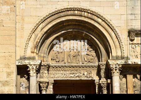 Frankreich, Gard, Saint Gilles, 12. und 13. Jahrhunderts Abtei, als Weltkulturerbe von der UNESCO unter der Straße nach Santiago de Compostela in Frankreich, provenzalischen romanischen Stil, zentrale Portal, Tympanon, Christus in Majestät durch Symbole der vier umgeben Stockfoto