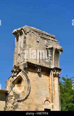 Frankreich-Gard Saint Gilles Abteikirche des 12. und 13. Jahrhunderts aufgeführt als Weltkulturerbe von der UNESCO unter der Straße nach St. Jacques de Stockfoto