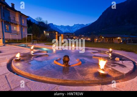 Die Bäder von Pre Saint Didier, im freien Frau in Bad, Courmayeur, Valle d ' Aosta, Italien Stockfoto