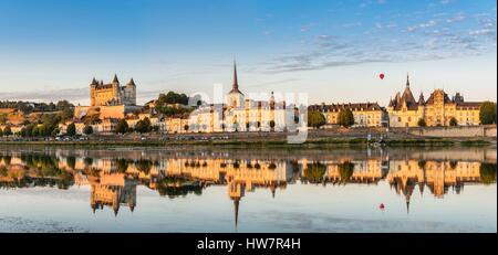 Frankreich, Maine et Loire, Loire Tal als Weltkulturerbe von der UNESCO, Saumur, das Schloss, Kirche St. Pierre und das Rathaus sind in den Fluss Loire wider Stockfoto