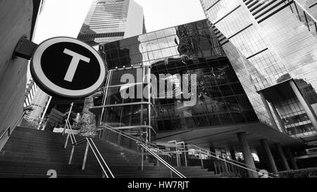 Sie suchen Bei steigender Bürotürme und ein T für Zug-Schild in der Nähe der Wynyard Station in Sydney, Australien Stockfoto