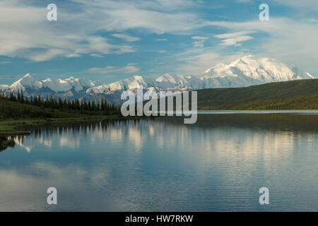 Alaska Range und Wonder Lake im Denali-Nationalpark, Alaska. Stockfoto