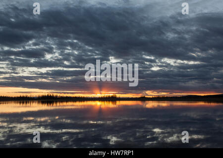 Sonnenuntergang über Deadman See in Tetlin National Wildlife Refuge, AK. Stockfoto