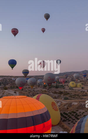 GÖREME, Türkei - 29. September 2013: Heißluftballons abheben am frühen Morgen über Cappadocia. Stockfoto