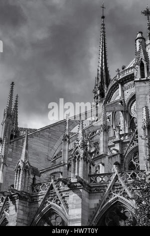 PARIS, Frankreich - 29. September 2016: Strebebögen und Spries an der Notre Dame Kathedrale. Stockfoto