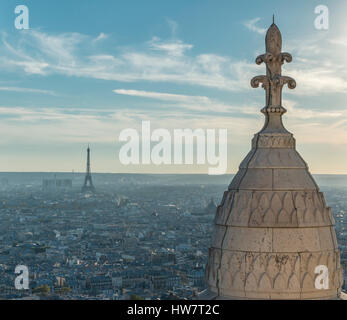 PARIS, Frankreich - 4. Oktober 2016: eine Kuppel von Sacre Coeur Basilika und Paris im Hintergrund. Stockfoto