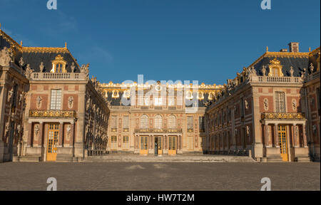 VERSAILLES, Frankreich - 5. Oktober 2016: Fassade des Schlosses von Versailles vor die Massen ankommen. Stockfoto