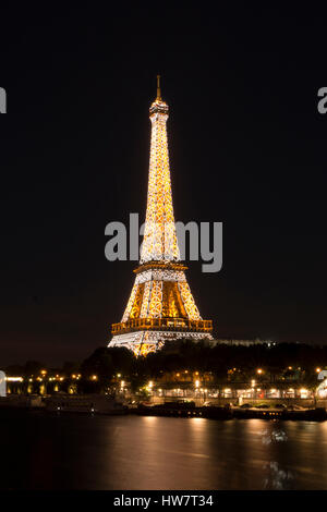 PARIS, Frankreich - 6. Oktober 2016: Eiffelturm vom Ufer der Seine in der Nacht als es leuchtet zu jeder vollen Stunde. Stockfoto