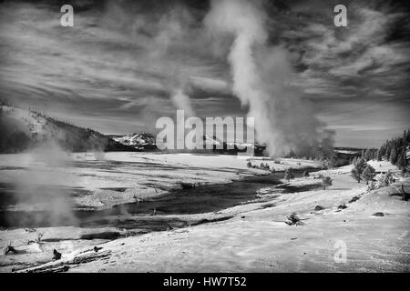 Firehole River und Midway Geyser Basin im Winter, Yellowstone-Nationalpark, Wyoming. Stockfoto