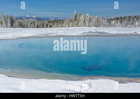 Türkisfarbenen Pool im Winter im Yellowstone-Nationalpark, Wyoming. Stockfoto