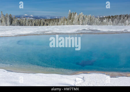 Türkisfarbenen Pool im Winter im Yellowstone-Nationalpark, Wyoming. Stockfoto