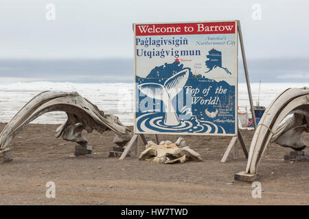 BARROW, ALASKA - 3. Juni 2012: Willkommen Sie Schild am Strand von der Tschuktschensee. Stockfoto