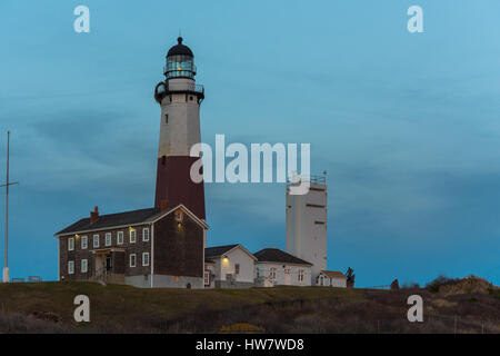 Montauk Point Lighthouse an einem Winterabend. Stockfoto