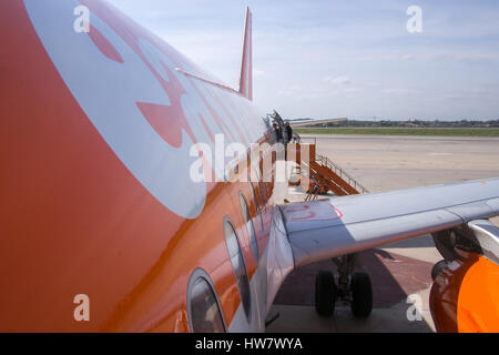 Passagiere an Bord die hintere Treppe von einem EasyJet Flug am Flughafen Alicante in Spanien. Stockfoto