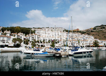 Boote vor Anker in der Marina mit Wohnungen nach hinten, Marina del Este, Provinz Malaga, Andalusien, Spanien, Westeuropa. Stockfoto