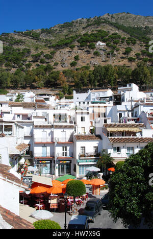 Erhöhten Blick auf ein Straßencafé in der Plaza Virgen De La Pena mit der Ermita del Calvario auf dem Hügel, Rea, Mijas, Provinz Malaga, Andal Stockfoto