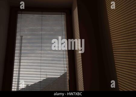 Schatten von Venetian blind an der Wand, Thema Schatten auf die Wand, Tapete Schatten, Schatten. Licht fällt auf ein Thema und schafft Schatten auf die wallpap Stockfoto