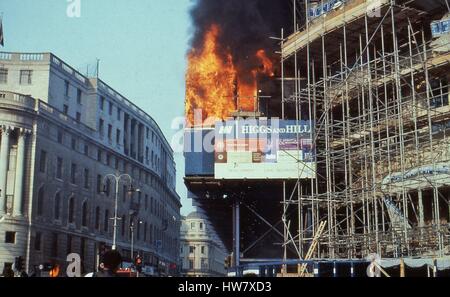 Bauarbeiten außerhalb des südafrikanischen Hochkommissariats gehen während der Poll Tax Riots am Trafalgar Square, London, am 31. März 1990 in Flammen auf. Die Unruhen waren eine Reaktion auf die unpopuläre Gemeinschaftsanklage, die von der konservativen Regierung von Margaret Thatcher eingeführt wurde. Stockfoto