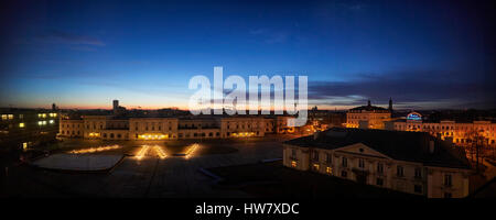 Krakau-Sonnenaufgang über dem Plac Jana Nowaka Jezioranskiego und Krakow Glowny alten Bahnhof Polen pana Stockfoto