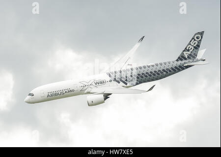 Airbus A350-941 Kreisen bei bewölktem Himmel vor der Landung in Farnborough, Hampshire, UK Stockfoto