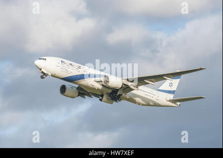 El Al Airlines Boeing 777-200 (4 X-EZB) Abfahrt Heathrow, Vereinigtes Königreich gebunden für Flughafen Ben Gurion bei Tel Aviv, Israel Stockfoto