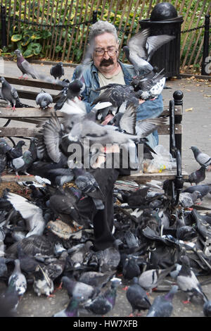 Porträt von Paul, der Mann, der die Tauben im Washington Square Park Greenwich Village Manhattan New York City füttert Stockfoto