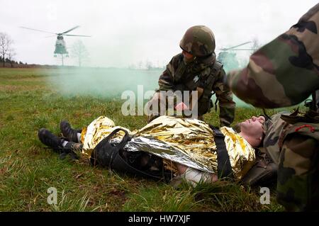 Frankreich, Tarn, Castres, In der Sidobre, Bekämpfung von militärischen Übungen, Aktion Fallschirmjäger 8. RPIMA Terroristen zu lösen, sich selbst organisieren, die Verwundeten zu übertragen. Stockfoto