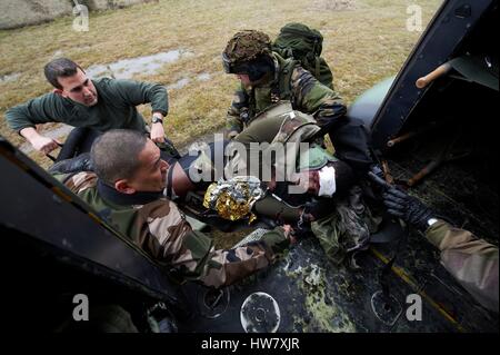 Frankreich, Tarn, Castres, In der Sidobre, Bekämpfung von militärischen Übungen, Aktion Fallschirmjäger 8. RPIMA Terroristen zu lösen, sich selbst organisieren, die Verwundeten zu übertragen. Stockfoto