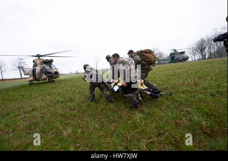 Frankreich, Tarn, Castres, In der Sidobre, Bekämpfung von militärischen Übungen, Aktion Fallschirmjäger 8. RPIMA Terroristen zu lösen, sich selbst organisieren, die Verwundeten zu übertragen. Stockfoto