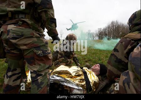 Frankreich, Tarn, Castres, In der Sidobre, Bekämpfung von militärischen Übungen, Aktion Fallschirmjäger 8. RPIMA Terroristen zu lösen, sich selbst organisieren, die Verwundeten zu übertragen. Stockfoto