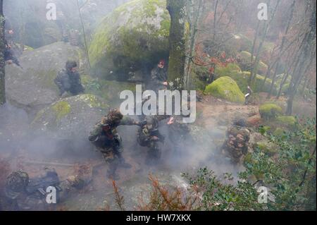 Frankreich, Tarn, Castres, In Sidobre bekämpfen Übungen militärischen Aktion Fallschirmjäger 8 th RPIMA, Terroristen zu verdrängen Stockfoto