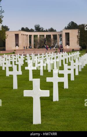 Frankreich, Calvados, D-Day Strände, Colleville-sur-Mer, Normandie amerikanische Friedhof und Denkmal, christliche Kreuze markieren die Gräber der gefallenen Soldaten Stockfoto