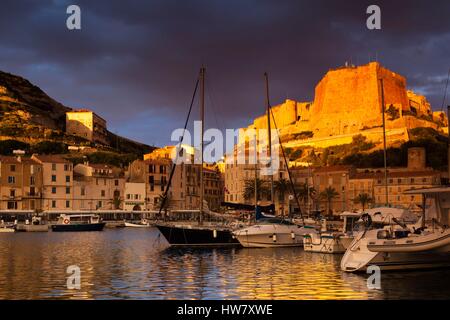 Frankreich, Corse-du-Sud, Korsika South Coast Region, Bonifacio, Hafen und Zitadelle, Sonnenaufgang Stockfoto