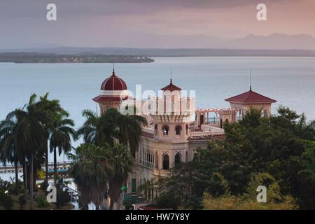 Kuba, Cienfuegos Provinz, Cienfuegos, Punta Gorda, Palacio de Valle, ehemalige Zucker Baron Mansion, erhöhten Blick, Dämmerung Stockfoto