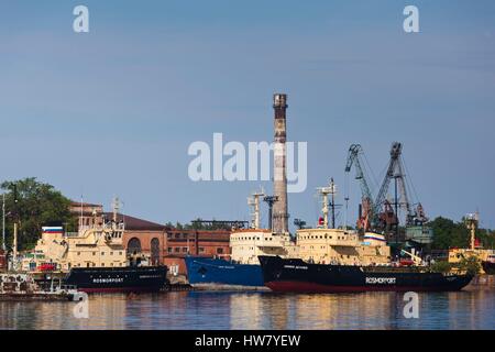 Russland, Sankt Petersburg, Kronshtadt, Zar Peter die Marine Größen Festungsstadt Petrowski Hafen, Schiffe Stockfoto