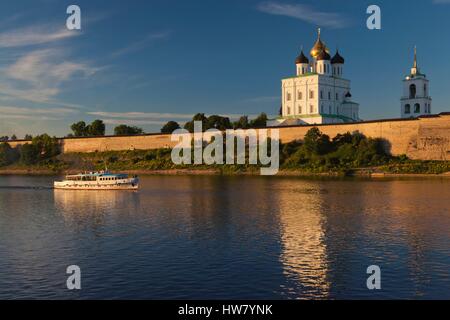 Oblast Pskow, Pskow, Russland, erhöhten Blick auf Pskower Kreml vom Fluss Welikaja Sonnenuntergang Stockfoto