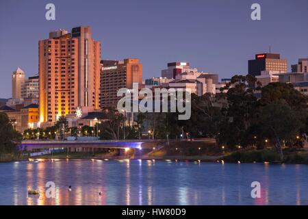 Australien, South Australia, Adelaide, Skyline vom Lake Torrens, tagsüber, abends Stockfoto