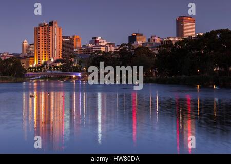 Australien, South Australia, Adelaide, Skyline vom Lake Torrens, tagsüber, abends Stockfoto